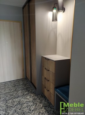 Zabudowa przedpokoju z siedziskiem