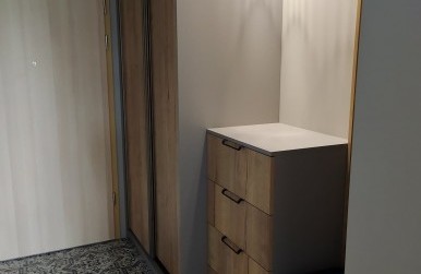 Zabudowa przedpokoju z siedziskiem